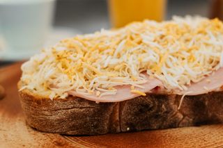 Garnirani sendvič sa šunkaricom 400g