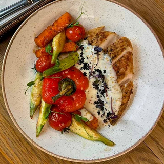 Куряча грудинка з овочами гриль та медово-гірчичним соусом