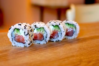 Суши Урамаки Филаделфия сьомга (4бр-90г)