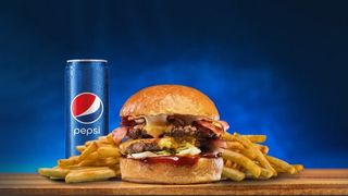 Double bacon smash burger + pomfrit + sos + Coca-Cola ili Pepsi