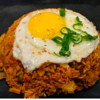 ARROZ BOKKEUMBAP CON KIMCHI AL ESTILO KOREANO(+ EXTRA HUEVO FRITO 2€)