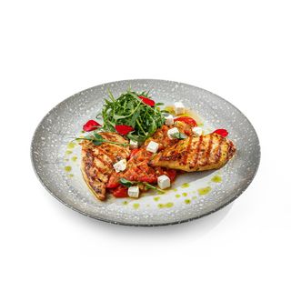 Piept de pui cu salată din legume grill