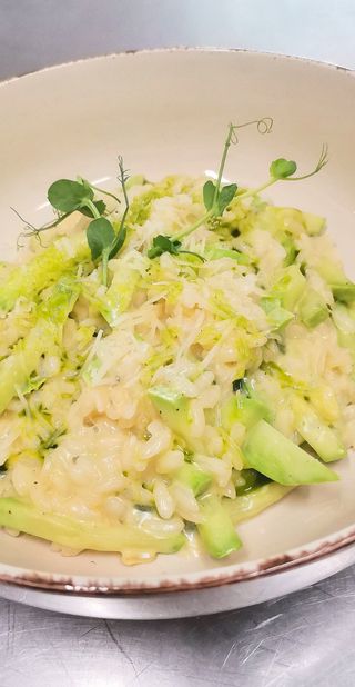 Ризото с тиквички, чери домати и скаморца