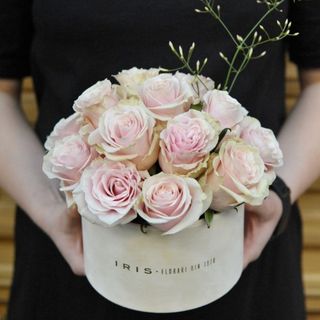 Cutie cu 16 trandafiri roz