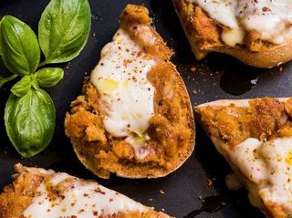 Tostas de Alheira com Queijo Artesanal