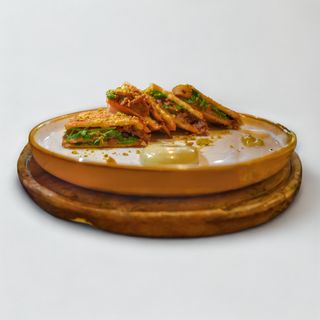 Sándwich de pan de brioche con meloso de ternera, queso gouda y pistacho