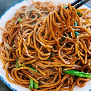 Stir fried noodles and vegetables 