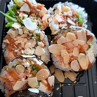 Futomaki z pieczonym lososem (10szt)