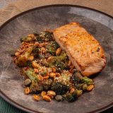 Stek od lososa sa brokulom 300g