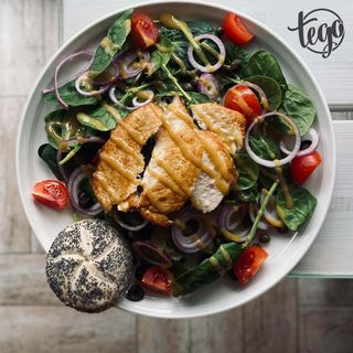 3. Sałatka z kurczakiem, sos musztardowo-miodowy