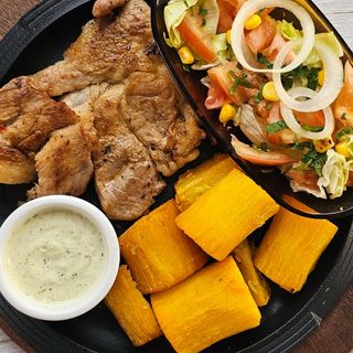 Cerdo plancha con yuca frita