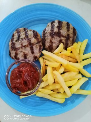 Кюфтета с гарнитура пържени картофи и лютеница (2 бр)