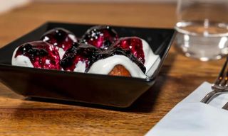 Papanasi cu smantana si dulceata