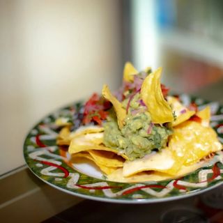 Nachos con guacamole y cochinita