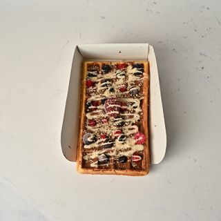 Waffle s preljevom i posipom