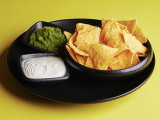 Начос з гуакамоле та сметаною (240g)