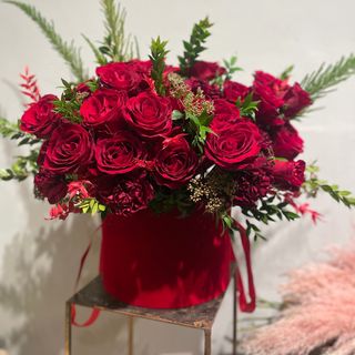 Cappelliera quadrata  con rose rosse e rosa verde decorativo e pampas