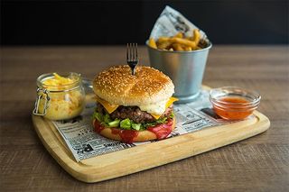 Chesburger cu cartofi wedges/prajiti si sos 