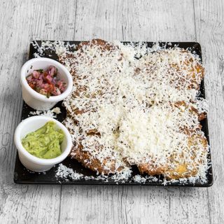Ración De Tostones Con Queso Rallado