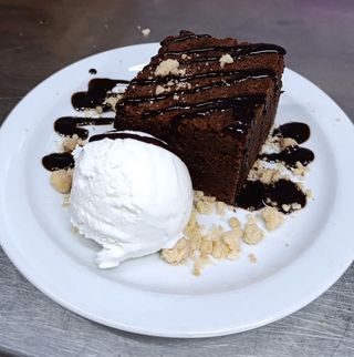 Brownie de cacao con nueces y helado de nata