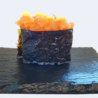 Gunkan tartare di salmone