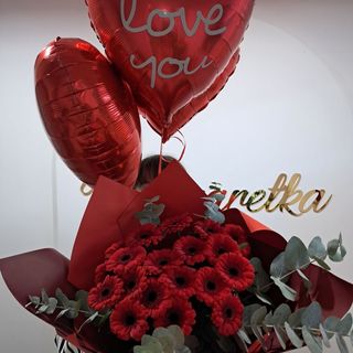 Bukiet czerwonych gerber z dodatkami  +3 balony z helem. 
