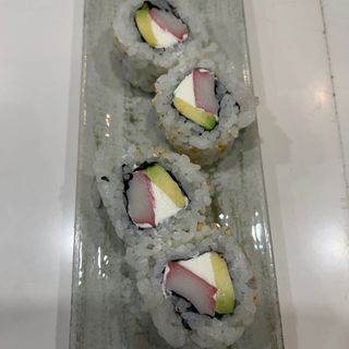 95. Uramaki Surimi Con Queso Y Aguacate (4 Pzs.)