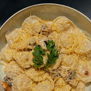 Пельмені у вершково-грибному соусі