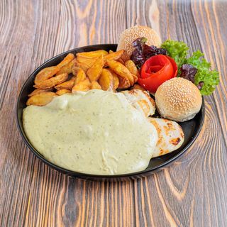 Piletina u đenoveze sosu sa hrskavim krompirićima