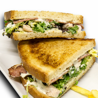 SANDWICH ÑAM: Pollo a la parrilla con salsa de queso, cebolla caramelizada, beicon crujiente y vegetales