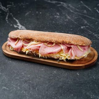 Sendvič sa šunkom i sirom