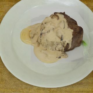 Biftek u umaku od gljiva, prilog pommess frittes