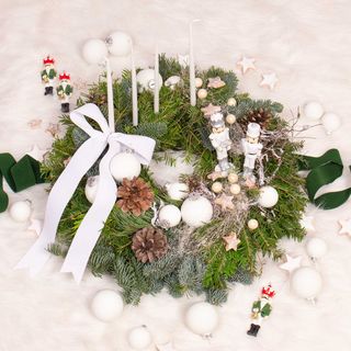 Coronita de masa cu decoratiuni albe si conuri de brad