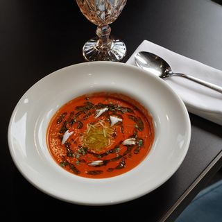 პომიდვრის კრემ-სუპი სტრატაჩელათი და კრუტონებით