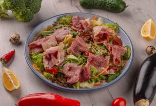 Салат из копчёной конины с азиатской заправкой