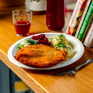 Schabowy z surówkami i ziemniakami