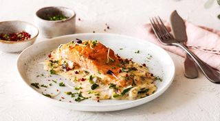 Семга на гриле со шпинатом в сливочном соусе