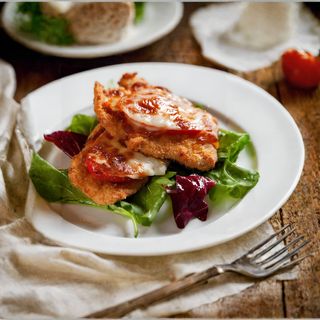 Pechuga De Pollo A La Parmigiana Empanado Con Mozzarella Y Tomate