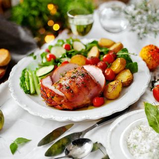 Pieczeń z karczku lub szynki, ziemniaki, surówka, zupa