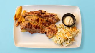 Свинска вратна пържола с гарнитура (350г)