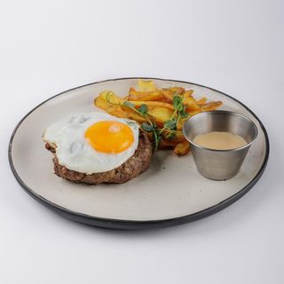 Бифштекс с яйцом и карамелизированным луком