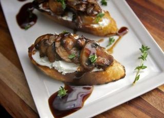 Брускетта с грибами 