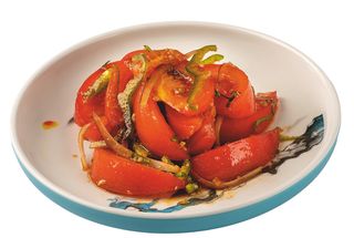 Салат из розовых томатов в кисло-сладком соусе (180г)