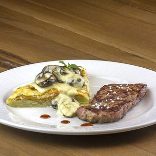 File de pui la gratar cu sos de branza burduf si cartofi cuburi prajiti