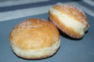 Bomba grande al forno alla crema chantilly