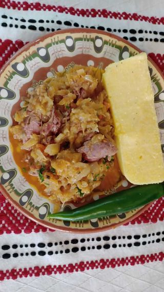 Varza dulce  cu  afumatura si mamaliguta