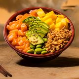 Salmón quínoa poke