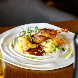 Pulpa de rata crocanta cu piure de cartofi si salata verde