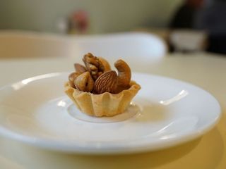 Кошик з горіхами