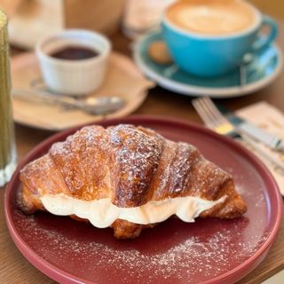 Cherry Кроасан (150 гр)